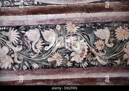 Deckengemälde mit der Darstellung von Lotus und Gänse. ca. 5. Jahrhundert. Ajanta Höhlen, Aurangabad, Maharashtra, Indien Stockfoto