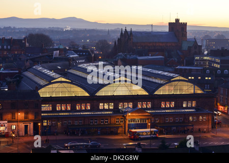 Die Markthalle und die Kathedrale im Stadtzentrum von Carlisle Stockfoto