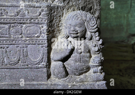 Höhle Nr. 4: Lächelnd Zwerg Figur auf einer Säule. Ajanta Höhlen, Aurangabad, Maharashtra, Indien Stockfoto