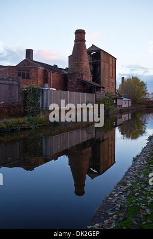 Flasche Brennofen bei der Dolby-Töpferei neben den Trent und Mersey Kanal in Stoke-on-Trent Stockfoto