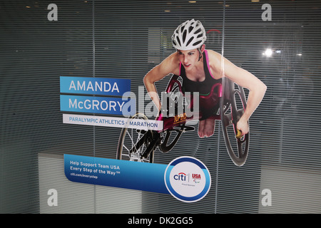 Plakat des weiblichen Rollstuhl Division Marathon Sieger Amanda McGrory Citi kündigt Innovative Digital 2012 US olympische und Stockfoto