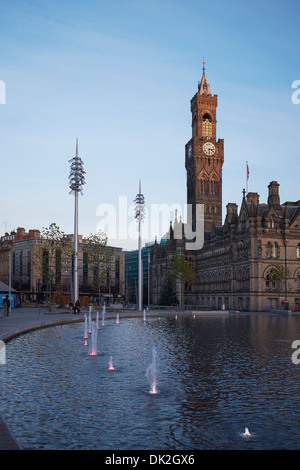 Bradford City Hall und den Spiegel-Pool im Centenary Square Stockfoto