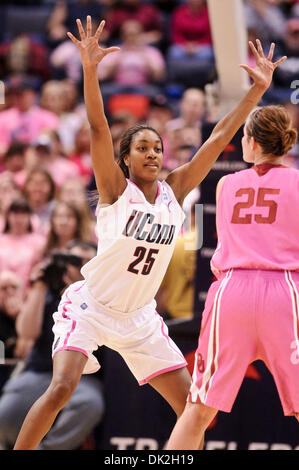 14. Februar 2011 - Hartford, Connecticut, Vereinigte Staaten von Amerika - Connecticut F Michala Johnson (25) für die Verteidigung in der zweiten Hälfte. Connecticut Niederlagen Oklahoma 86-45 im XL Center. (Kredit-Bild: © Geoff Bolte/Southcreek Global/ZUMAPRESS.com) Stockfoto