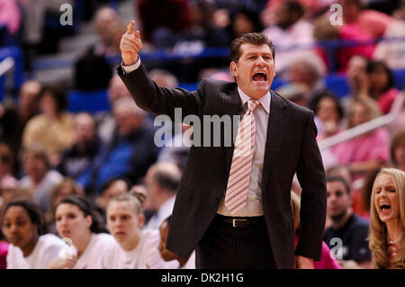 14. Februar 2011 - Hartford, Connecticut, Vereinigte Staaten von Amerika - Connecticut Cheftrainer Geno Auriemma schreit während der ersten Hälfte. Connecticut Niederlagen Oklahoma 86-45 im XL Center. (Kredit-Bild: © Geoff Bolte/Southcreek Global/ZUMAPRESS.com) Stockfoto