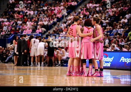 14. Februar 2011 - Hartford, Connecticut, Vereinigte Staaten von Amerika - The Oklahoma Sooners Huddle auf dem Platz während die Connecticut Huskies nicht so gut. Connecticut Niederlagen Oklahoma 86-45 im XL Center. (Kredit-Bild: © Geoff Bolte/Southcreek Global/ZUMAPRESS.com) Stockfoto