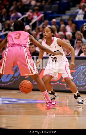 14. Februar 2011 - Hartford, Connecticut, Vereinigte Staaten von Amerika - Connecticut G Lorin Dixon (30) sucht eine offene Teamkollegen in der ersten Hälfte. Connecticut Niederlagen Oklahoma 86-45 im XL Center. (Kredit-Bild: © Geoff Bolte/Southcreek Global/ZUMAPRESS.com) Stockfoto