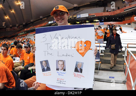 14. Februar 2011 hält A-Syrakus - Syracuse, New York, Vereinigte Staaten von Amerika - Fan ein Zeichen machte er für das Spiel für den Valentinstag als Orange machen Sie sich bereit, die West Virginia Mountaineers zu kämpfen. West Virginia führt Syrakus 30-26 bei der Hälfte bei der Carrier Dome in Syracuse, New York. (Kredit-Bild: © Michael Johnson/Southcreek Global/ZUMAPRESS.com) Stockfoto