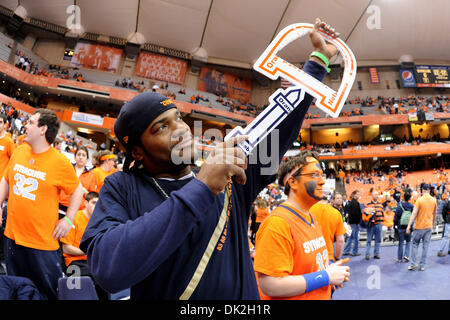 14. Februar 2011 A-Syrakus - Syracuse, New York, Vereinigte Staaten von Amerika - Fan tut sein beste Amor Identitätswechsel vor Orange Schlachten die besuchenden West Virginia Mountaineers. West Virginia führt Syrakus 30-26 bei der Hälfte bei der Carrier Dome in Syracuse, New York. (Kredit-Bild: © Michael Johnson/Southcreek Global/ZUMAPRESS.com) Stockfoto