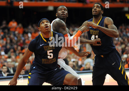 14. Februar 2011 - Syracuse, New York, Vereinigte Staaten von Amerika - West Virginia Mountaineers forward Kevin Jones (5)-Boxen, Syracuse Orange Rick Jackson (0) in der Farbe zusammen mit West Virginia Mountaineers weiterleiten weiterleiten John Blumen (41) während einer zweiten Hälfte Foul Schuss. Syrakus besiegt West Virginia 63-52 vor 22.669 im Carrier Dome in Syracuse, NY. (Kredit-Bild: © Stockfoto