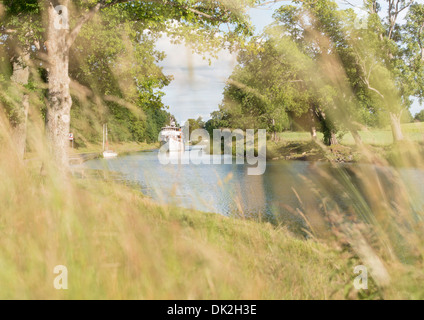 Ruhigen Sommerlandschaft. Passagierschiff am Göta-Kanal in Schweden. Stockfoto