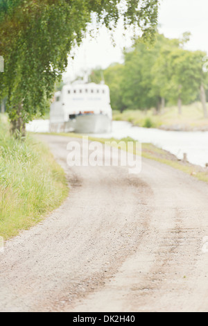 Ruhigen Sommerlandschaft. Landstraße und Passagier Schiff am Göta-Kanal in Schweden. Stockfoto