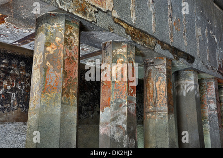 : 9 Höhlenmalereien auf Säulen. Buddha-Figuren. Ajanta Höhlen, Aurangabad, Maharashtra, Indien Stockfoto