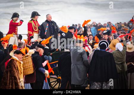 Niederländischer Schauspieler Huub Stapel als Prinz Willem Frederik, der spätere König Wilhelm ich gekleidet, während die Nachstellung der historischen Landung auf dem Strand von Scheveningen, während der Feierlichkeiten anlässlich der 200-Jahr-Feier des Königreichs der Niederlande, in Scheveningen, Niederlande, 30. November 2013 führt. William kehrte aus dem Exil in England als Held am 30. November 1813. Seine Landung markiert die Unabhängigkeit von den Niederlanden aus dem französischen und dem Beginn des Vereinigten Königreichs der Niederlande. Foto: PATRICK VAN KATWIJK Niederlande und Frankreich Stockfoto