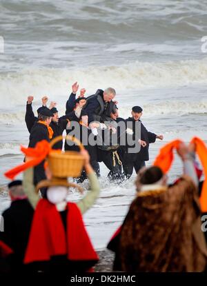 Niederländischer Schauspieler Huub Stapel als Prinz Willem Frederik, der spätere König Wilhelm ich gekleidet, während die Nachstellung der historischen Landung auf dem Strand von Scheveningen, während der Feierlichkeiten anlässlich der 200-Jahr-Feier des Königreichs der Niederlande, in Scheveningen, Niederlande, 30. November 2013 führt. William kehrte aus dem Exil in England als Held am 30. November 1813. Seine Landung markiert die Unabhängigkeit von den Niederlanden aus dem französischen und dem Beginn des Vereinigten Königreichs der Niederlande. Foto: PATRICK VAN KATWIJK Niederlande und Frankreich Stockfoto