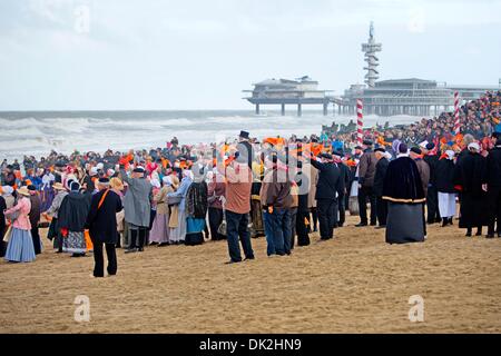 Die Nachstellung der historischen Landung von Prinz Willem Frederik, der spätere König Wilhelm I, findet am Strand von Scheveningen im Rahmen der Feierlichkeiten anlässlich der 200-Jahr-Feier des Königreichs der Niederlande, in Scheveningen, Niederlande, 30. November 2013. William kehrte aus dem Exil in England als Held am 30. November 1813. Seine Landung markiert die Unabhängigkeit von den Niederlanden aus dem französischen und dem Beginn des Vereinigten Königreichs der Niederlande. Foto: PATRICK VAN KATWIJK Niederlande und Frankreich Stockfoto