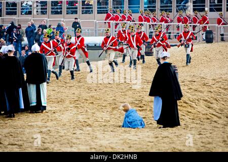 Die Nachstellung der historischen Landung von Prinz Willem Frederik, der spätere König Wilhelm I, findet am Strand von Scheveningen im Rahmen der Feierlichkeiten anlässlich der 200-Jahr-Feier des Königreichs der Niederlande, in Scheveningen, Niederlande, 30. November 2013. William kehrte aus dem Exil in England als Held am 30. November 1813. Seine Landung markiert die Unabhängigkeit von den Niederlanden aus dem französischen und dem Beginn des Vereinigten Königreichs der Niederlande. Foto: PATRICK VAN KATWIJK Niederlande und Frankreich Stockfoto