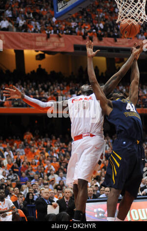 15. Februar 2011 weiter - Syracuse, New York, Vereinigte Staaten von Amerika - Syracuse Orange vorwärts Rick Jackson (0) Schlachten West Virginia Mountaineers John Blumen (41) für die zweite Hälfte Rebound. Syrakus besiegt West Virginia 63-52 vor 22.669 im Carrier Dome in Syracuse, NY. (Kredit-Bild: © Michael Johnson/Southcreek Global/ZUMAPRESS.com) Stockfoto
