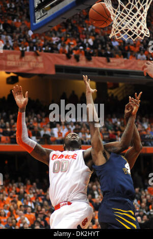 15. Februar 2011 weiter - Syracuse, New York, Vereinigte Staaten von Amerika - Syracuse Orange vorwärts Rick Jackson (0) Schlachten West Virginia Mountaineers John Blumen (41) für die zweite Hälfte Rebound. Syrakus besiegt West Virginia 63-52 vor 22.669 im Carrier Dome in Syracuse, NY. (Kredit-Bild: © Michael Johnson/Southcreek Global/ZUMAPRESS.com) Stockfoto