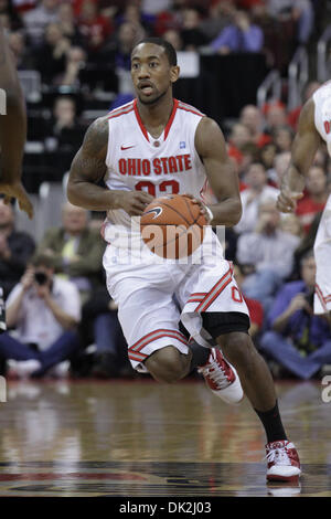 15. Februar 2011 - Columbus, Ohio, USA - Ohio State Buckeyes Wache, David Lighty (23) den Ball oben Gericht in der ersten Hälfte des Spiels zwischen Michigan und #3 Ohio Zustand in Wert City Arena, Columbus, Ohio holt. (Kredit-Bild: © Scott Stuart/Southcreek Global/ZUMAPRESS.com) Stockfoto
