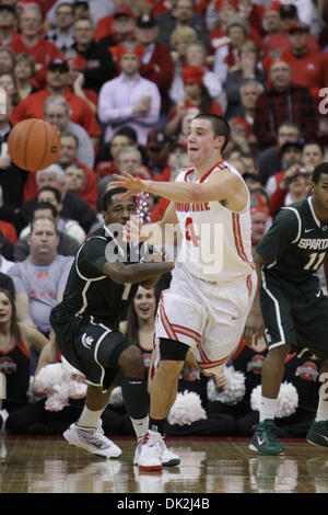 15. Februar 2011 - Columbus, Ohio, USA - Ohio State Buckeyes Wache, Aaron Craft (4) den Ball in der zweiten Hälfte des Spiels zwischen Michigan und #3 Ohio Zustand in Wert City Arena, Columbus, Ohio übergibt. Ohio State besiegt Michigan State 71-61. (Kredit-Bild: © Scott Stuart/Southcreek Global/ZUMAPRESS.com) Stockfoto