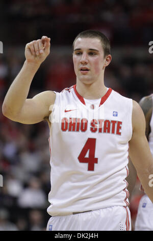 15. Februar 2011 - Columbus, Ohio, USA - Ohio State Buckeyes bewachen Aaron Craft (4) während der zweiten Hälfte des Spiels zwischen Michigan und #3 Ohio Zustand in Wert City Arena, Columbus, Ohio. Ohio State besiegt Michigan State 71-61. (Kredit-Bild: © Scott Stuart/Southcreek Global/ZUMAPRESS.com) Stockfoto