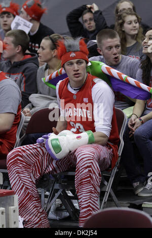 15. Februar 2011 - Columbus, Ohio, USA - Ohio State Buckeyes Lüfter an das Spiel zwischen Michigan und #3 Ohio Zustand in Wert City Arena, Columbus, Ohio. Ohio State besiegt Michigan State 71-61. (Kredit-Bild: © Scott Stuart/Southcreek Global/ZUMAPRESS.com) Stockfoto