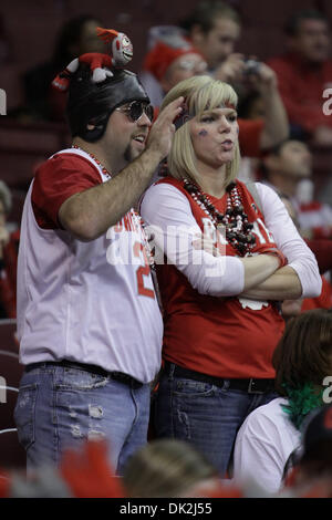15. Februar 2011 - Columbus, Ohio, USA - Ohio State Buckeyes Fans auf das Spiel zwischen Michigan und #3 Ohio Zustand in Wert City Arena, Columbus, Ohio. Ohio State besiegt Michigan State 71-61. (Kredit-Bild: © Scott Stuart/Southcreek Global/ZUMAPRESS.com) Stockfoto