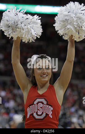 15. Februar 2011 - Columbus, Ohio, USA - Ohio State Buckeyes Cheerleader in der ersten Hälfte des Spiels zwischen Michigan und #3 Ohio Zustand in Wert City Arena, Columbus, Ohio. Ohio State besiegt Michigan State 71-61. (Kredit-Bild: © Scott Stuart/Southcreek Global/ZUMAPRESS.com) Stockfoto