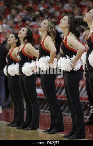 15. Februar 2011 - Columbus, Ohio, USA - Ohio State Buckeyes tanzen Team während Spieler Einführungen in das Spiel zwischen Michigan und #3 Ohio Zustand in Wert City Arena, Columbus, Ohio. Ohio State besiegt Michigan State 71-61. (Kredit-Bild: © Scott Stuart/Southcreek Global/ZUMAPRESS.com) Stockfoto