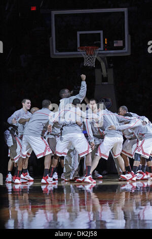 15. Februar 2011 - Columbus, Ohio, USA - Ohio State Buckeyes, die Spieler während der huddle spielen Einführungen zu Beginn des Spiels zwischen Michigan und #3 Ohio Zustand in Wert City Arena, Columbus, Ohio. Ohio State besiegt Michigan State 71-61. (Kredit-Bild: © Scott Stuart/Southcreek Global/ZUMAPRESS.com) Stockfoto