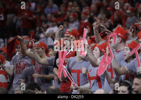 15. Februar 2011 - Columbus, Ohio, USA - Ohio State Buckeyes Fans zu Beginn des Spiels zwischen Michigan und #3 Ohio Zustand in Wert City Arena, Columbus, Ohio. Ohio State besiegt Michigan State 71-61. (Kredit-Bild: © Scott Stuart/Southcreek Global/ZUMAPRESS.com) Stockfoto