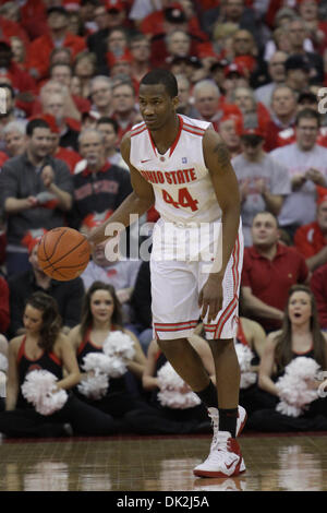 15. Februar 2011 - bringt Columbus, Ohio, USA - Ohio State Buckeyes Guard William Buford (44) den Ball nach den Tipoff des Spiels zwischen Michigan und #3 Ohio Zustand in Wert City Arena, Columbus, Ohio. Ohio State besiegt Michigan State 71-61. (Kredit-Bild: © Scott Stuart/Southcreek Global/ZUMAPRESS.com) Stockfoto