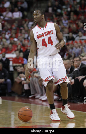 15. Februar 2011 - Columbus, Ohio, USA - Ohio State Buckeyes bewachen William Buford (44) sieht für einen offenen Mann in der ersten Hälfte des Spiels zwischen Michigan und #3 Ohio Zustand in Wert City Arena, Columbus, Ohio. Ohio State besiegt Michigan State 71-61. (Kredit-Bild: © Scott Stuart/Southcreek Global/ZUMAPRESS.com) Stockfoto