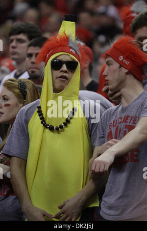 15. Februar 2011 - Columbus, Ohio, USA - Ohio State Buckeyes Fans während einer Pause in der ersten Hälfte des Spiels zwischen Michigan und #3 Ohio Zustand in Wert City Arena, Columbus, Ohio. Ohio State besiegt Michigan State 71-61. (Kredit-Bild: © Scott Stuart/Southcreek Global/ZUMAPRESS.com) Stockfoto