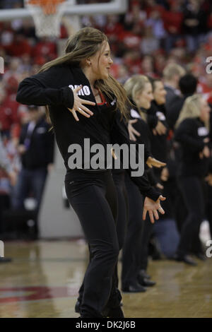 15. Februar 2011 - Columbus, Ohio, USA - Ohio State Buckeyes Tanz Teammitglied während der Pause im Spiel zwischen Michigan und #3 Ohio Zustand in Wert City Arena, Columbus, Ohio. Ohio State besiegt Michigan State 71-61. (Kredit-Bild: © Scott Stuart/Southcreek Global/ZUMAPRESS.com) Stockfoto