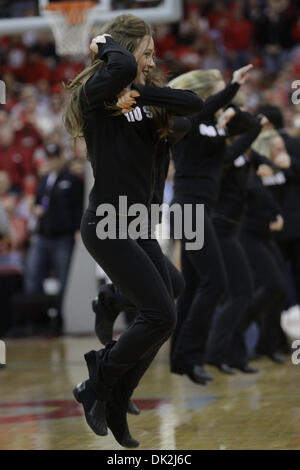 15. Februar 2011 - Columbus, Ohio, USA - Ohio State Buckeyes Tanz Teammitglied während des Spiels zwischen Michigan und #3 Ohio Zustand in Wert City Arena, Columbus, Ohio. Ohio State besiegt Michigan State 71-61. (Kredit-Bild: © Scott Stuart/Southcreek Global/ZUMAPRESS.com) Stockfoto