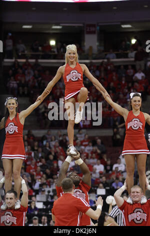 15. Februar 2011 - Columbus, Ohio, USA - Ohio State Buckeyes Cheerleader in der zweiten Hälfte des Spiels zwischen Michigan und #3 Ohio Zustand in Wert City Arena, Columbus, Ohio. Ohio State besiegt Michigan State 71-61. (Kredit-Bild: © Scott Stuart/Southcreek Global/ZUMAPRESS.com) Stockfoto