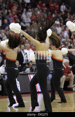 15. Februar 2011 - Columbus, Ohio, USA - Ohio State Buckeyes tanzen Team während einer Pause in der zweiten Hälfte des Spiels zwischen Michigan und #3 Ohio Zustand in Wert City Arena, Columbus, Ohio. Ohio State besiegt Michigan State 71-61. (Kredit-Bild: © Scott Stuart/Southcreek Global/ZUMAPRESS.com) Stockfoto