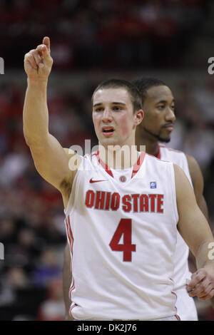 15. Februar 2011 - Columbus, Ohio, USA - Ohio State Buckeyes bewachen Aaron Craft (4) versucht, die Aufmerksamkeit von einem Mitspieler in der zweiten Hälfte des Spiels zwischen Michigan State und #3 Ohio State University in Columbus, Ohio Wert City Arena zu bekommen. Ohio State besiegt Michigan State 71-61. (Kredit-Bild: © Scott Stuart/Southcreek Global/ZUMAPRESS.com) Stockfoto