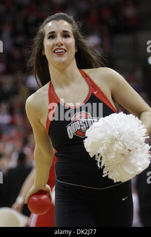 15. Februar 2011 - Columbus, Ohio, USA - Ohio State Buckeyes tanzen Teammitglied in der zweiten Hälfte des Spiels zwischen Michigan und #3 Ohio Zustand in Wert City Arena, Columbus, Ohio. Ohio State besiegt Michigan State 71-61. (Kredit-Bild: © Scott Stuart/Southcreek Global/ZUMAPRESS.com) Stockfoto