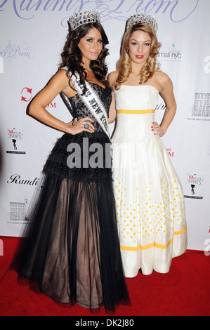 Miss Maine USA Rani Williamson Miss New York USA 2012 Johanna Sambucini Modedesigner Randi Rahm Presents: Rahm Abschlussball am Stockfoto