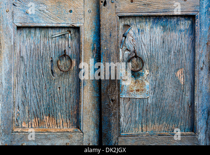 Alte bemalte strukturierte Holz Türverkleidungen. Indien Stockfoto