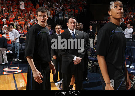 16. Februar 2011 - Cheftrainer Charlottesville, Virginia, USA - NCAA COLLEGE BASKETBALL - Duke Blue Devils MIKE KRZYZEWSKI mit seiner Spieler vor dem Spiel gegen die Virginia Cavaliers in der John Paul Jones Arena steht. Die Duke Blue Devils gewann 56-41. (Kredit-Bild: © Andrew Shurtleff/ZUMAPRESS.com) Stockfoto