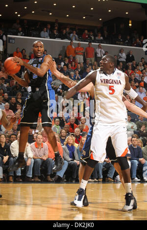 16. Februar 2011 - Charlottesville, Virginia, USA - NCAA COLLEGE BASKETBALL - Duke Blue Devils gegen die Virginia Cavaliers in der John Paul Jones Arena. Die Duke Blue Devils gewann 56-41. (Kredit-Bild: © Andrew Shurtleff/ZUMAPRESS.com) Stockfoto