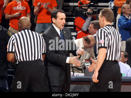 16. Februar 2011 - schüttelt Duke Blue Devils in Charlottesville, Virginia, USA - NCAA COLLEGE BASKETBALL - Trainer MIKE KRZYZEWSKI Hände mit dem Schiedsrichter während des Spiels gegen die Virginia Cavaliers in der John Paul Jones Arena. Die Duke Blue Devils gewann 56-41. (Kredit-Bild: © Andrew Shurtleff/ZUMAPRESS.com) Stockfoto