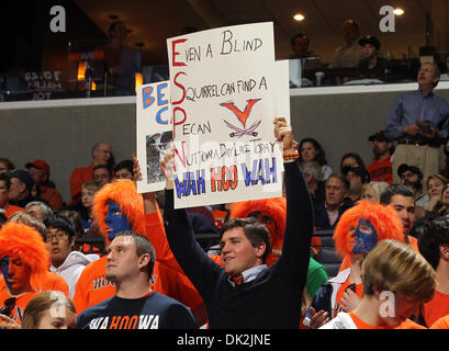 16. Februar 2011 - Virginia Cavaliers Charlottesville, Virginia, USA - NCAA COLLEGE BASKETBALL - Fans während der zweiten Hälfte des Spiels gegen die Duke Blue Devils in der John Paul Jones Arena. Die Duke Blue Devils gewann 56-41. (Kredit-Bild: © Andrew Shurtleff/ZUMAPRESS.com) Stockfoto