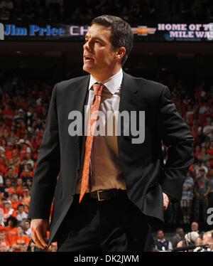 16. Februar 2011 - Cheftrainer Charlottesville, Virginia, USA - NCAA COLLEGE BASKETBALL - Virginia Cavaliers TONY BENNETT in der zweiten Hälfte des Spiels gegen die Duke Blue Devils in der John Paul Jones Arena reagiert. Die Duke Blue Devils gewann 56-41. (Kredit-Bild: © Andrew Shurtleff/ZUMAPRESS.com) Stockfoto