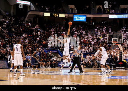 16. Februar 2011 - Hartford, Connecticut, USA - Georgetown gewinnt die Eröffnung Tip-off in der Big East Matchup zwischen dem Hoyas und Huskies. Bei der halben Georgetown führt Connecticut 37 36 at die XL Center. (Kredit-Bild: © Geoff Bolte/Southcreek Global/ZUMAPRESS.com) Stockfoto