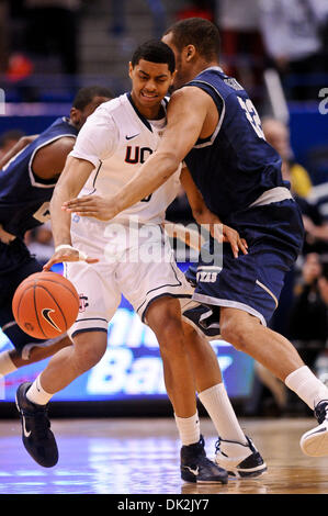 16. Februar 2011 - wird Hartford, Connecticut, USA - Connecticut G/F Jeremy Lamb (3) durch Georgetown F Julian Vaughn (22) bei der halben Georgetown führt Connecticut 37-36 im XL Center gestoppt. (Kredit-Bild: © Geoff Bolte/Southcreek Global/ZUMAPRESS.com) Stockfoto