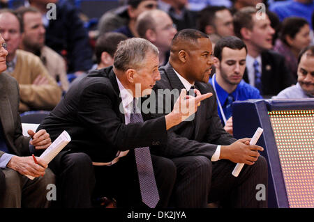 16. Februar 2011 - Gespräche Hartford, Connecticut, USA - Connecticut Cheftrainer Jim Calhoun (l) mit Co-Trainer Andre LaFleur in der ersten Hälfte.  Bei der halben Georgetown führt Connecticut 37 36 at die XL Center. (Kredit-Bild: © Geoff Bolte/Southcreek Global/ZUMAPRESS.com) Stockfoto